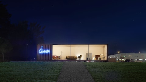 Showroom container Quinti Showroom container Quinti su un prato verde vicino agli uffici