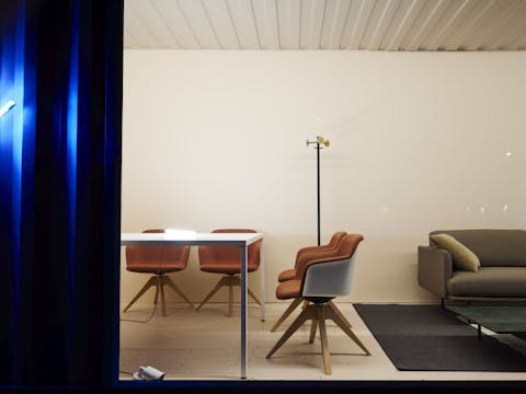 Interno sinistro showrooming container 