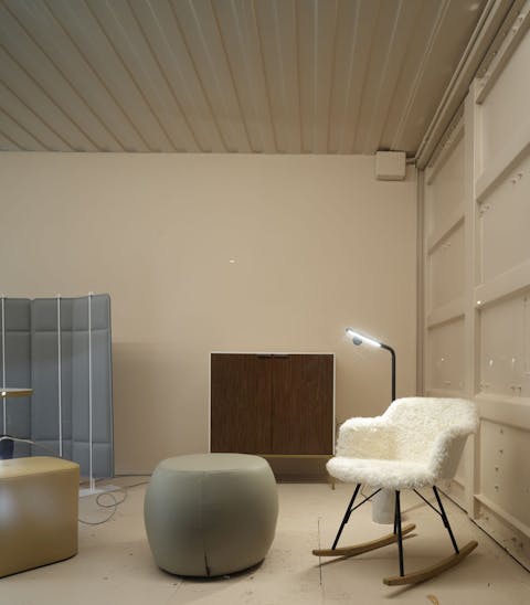 Pouf poltrone e arredi disposti nello showrooming container Pouf poltrone e arredi disposti nello showrooming container