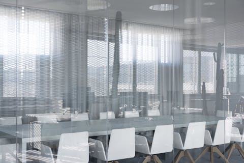 Sala riunioni nei toni del bianco e grigio Sala riunioni nei toni del bianco e grigio