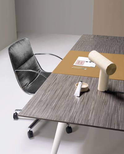 Tavolo infinity con gambe verniciate
