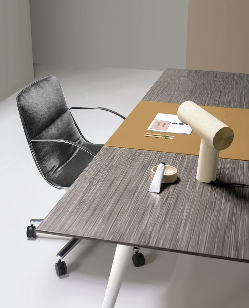 Tavolo riunioni modulare con piano in legno Tavolo infinity con gambe verniciate