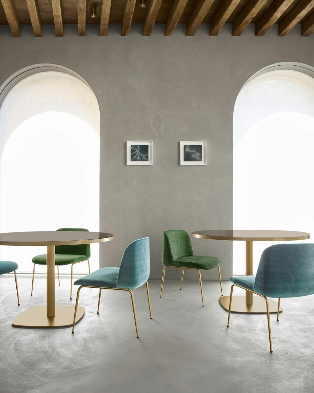 Zona living con tavoli e sedie Zona living con tavoli e sedie