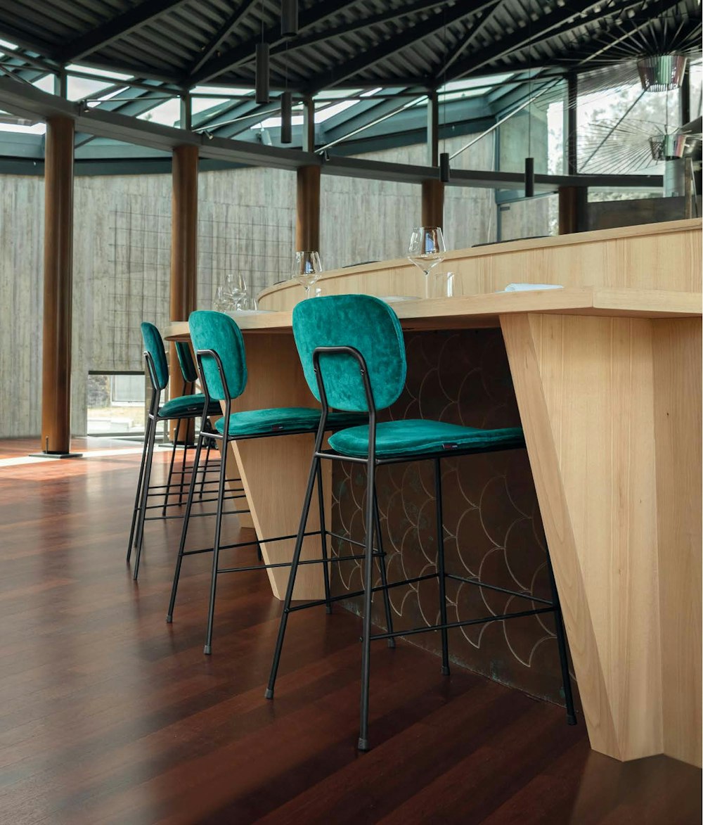 Sgabello telaio nero ristorante