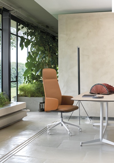 Comfortable dimensions and reduced thicknesses Deep Executive is an essential and dynamic product