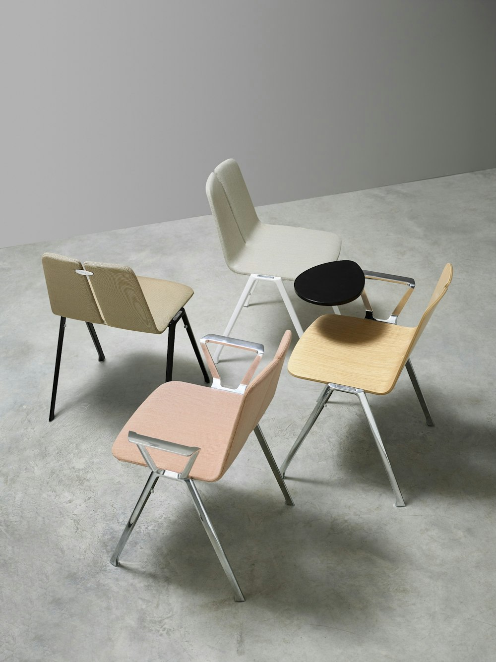 Sedia da sala conferenza Brisge con tavoletta o braccioli alluminio