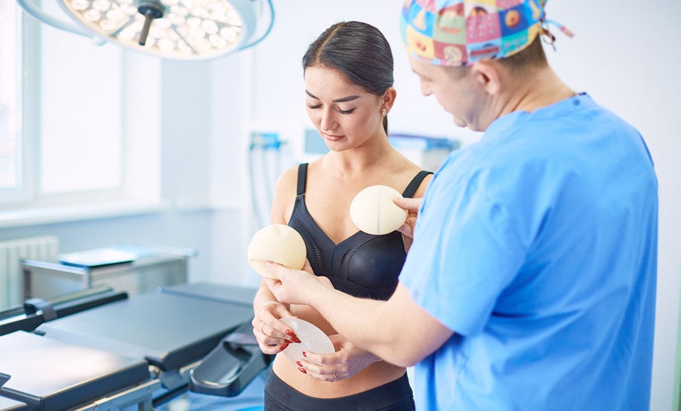 The girl who wants to correct sagging breasts, at the reception at the plastic surgeon.