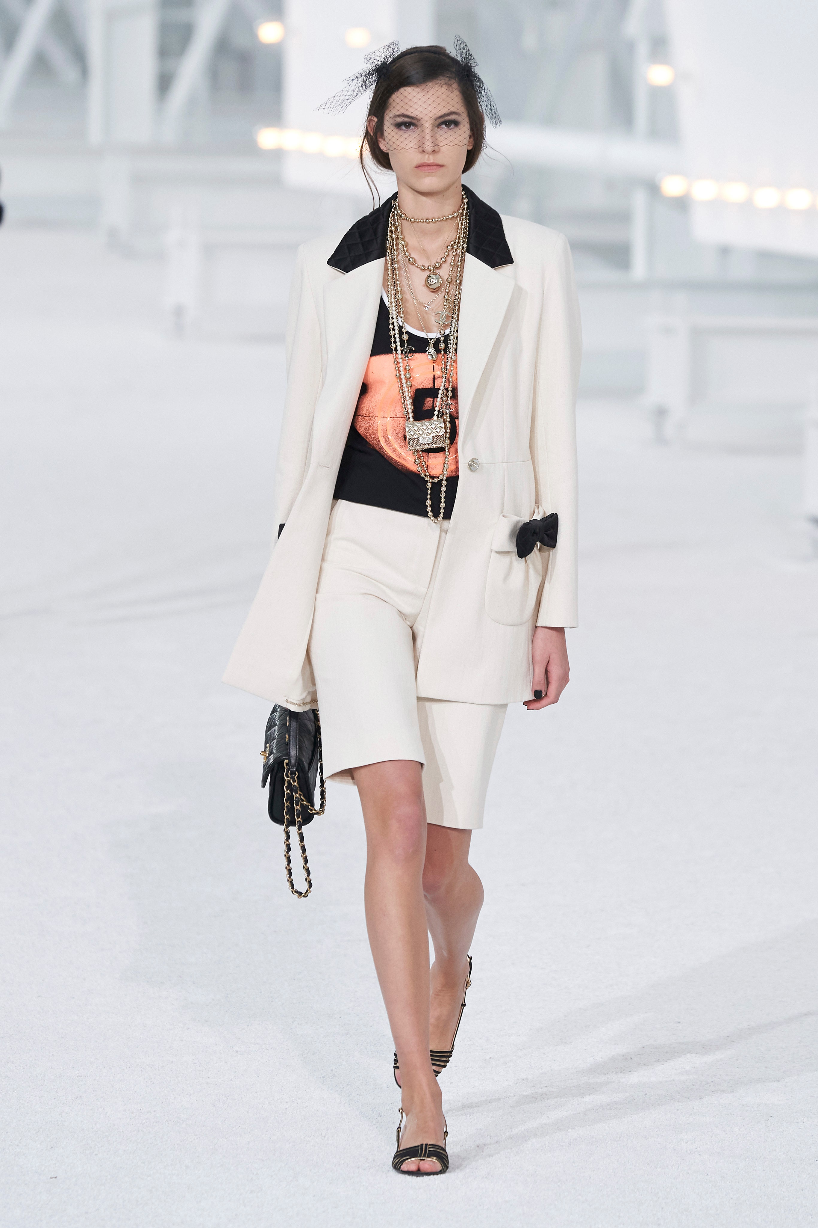 Bermuda Shorts Street Style 2021 Bella 