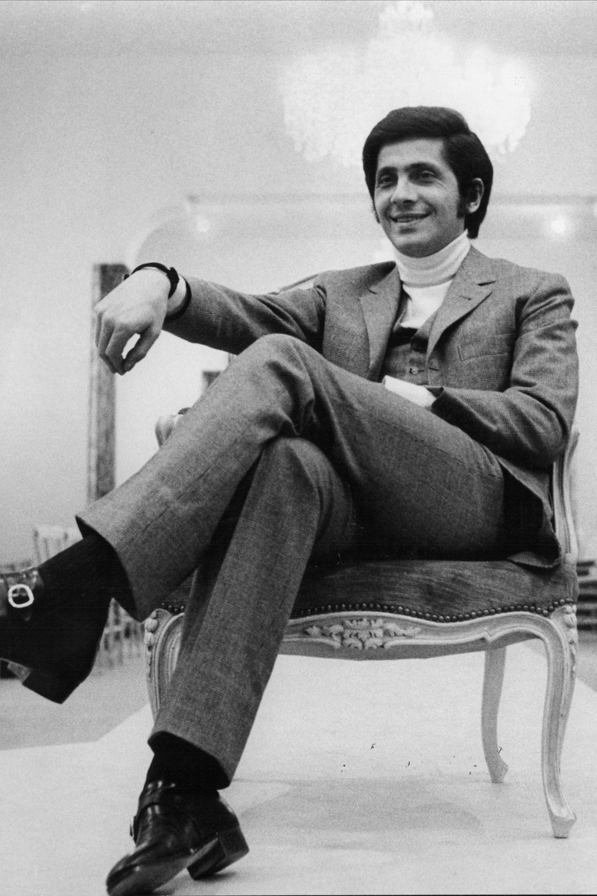 VALENTINO FASHION DESIGNER visual data 2