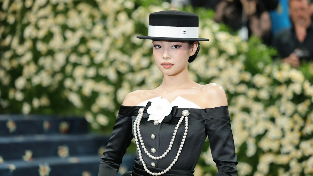 Blackpink s Jennie Rocks A Chanel Tuxedo Like Outfit At The 2025 Met Gala blackpink-s-jennie-rocks-a-chanel-tuxedo-like-outfit-at-the-2025-met-gala