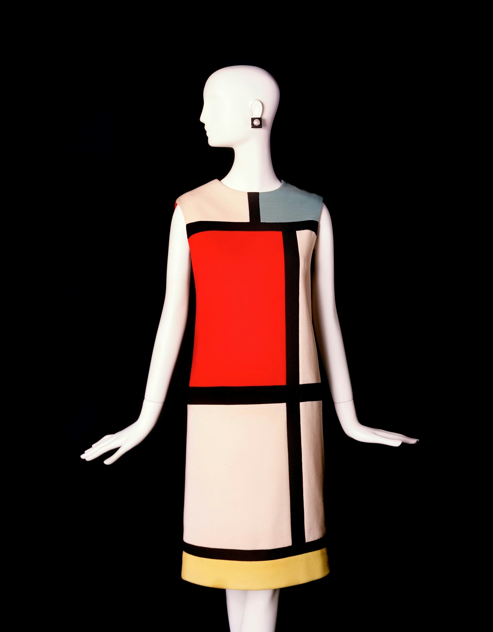 Image: Robe hommage à Piet Mondrian © Musée Yves Saint Laurent Paris. Photo: Alexandre Guirkinger
