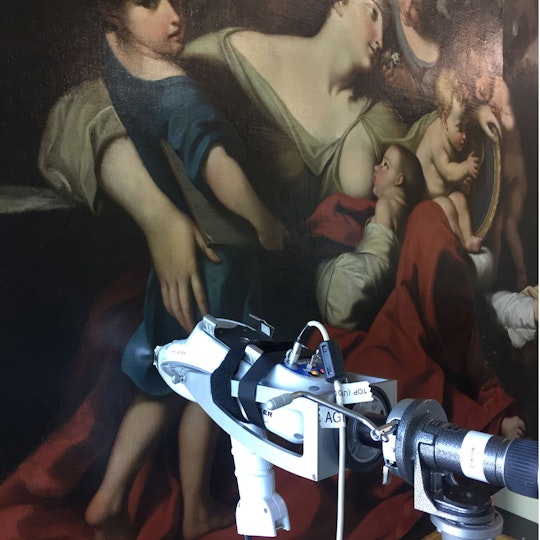 An x-ray fluorescence (XRF) gun was used to analyse the pigment of the blue cloak.