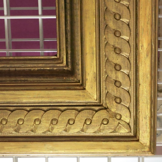 *The frame after treatment*
Once the frame was cleaned, the losses and dents were filled in with putty and the frame was retouched with mineral gold (mica powders).
