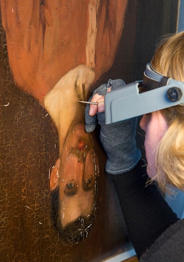 *Retouching*
It took two and a half months of full-time work to retouch the entire painting. Because of the sizes of the cracks, the retouching was done wearing magnifying glasses and using a very fine brush. We chose Gamblin® colours as the retouching paint because of their solubility - which is different to the oil paint’s solubility - and their appearance, which can be very close to that of oil paint.