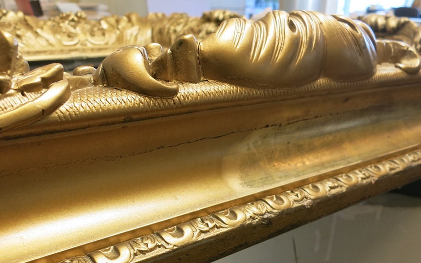 The outer moulding of the frame during treatment. The time-consuming removal of brass-based overpaint (left) revealed well-preserved original gilding layers underneath (right).