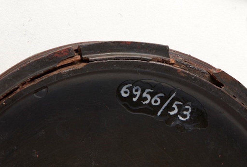 Detail of the underside of the Gallery’s container illustrating damage to the lacquer rim