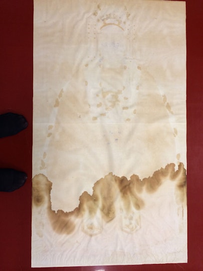 The lining paper of the wife portrait, showing staining from both light damage and that which results from water depositing dirt as it dries.