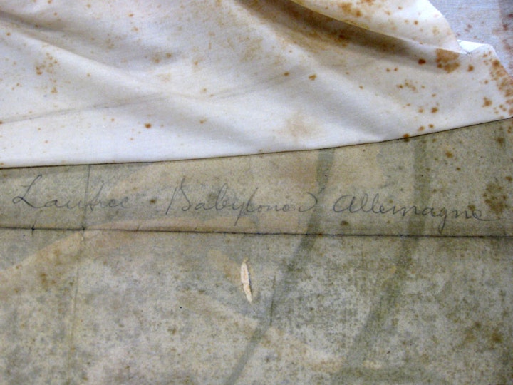 h3. Inscription revealed
Removing the linen sometimes revealed more surprises. This particular poster had a graphite inscription with the title of the work, ??Babylone D'Allemagne??.