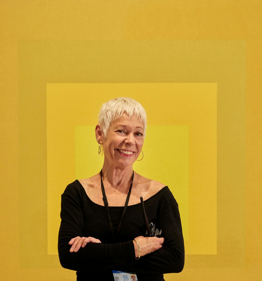 Tracey Keogh with Josef Albers' [w:OO1.1967[Homage to the square: early fusion]] 1966, Art Gallery of New South Wales © Josef Albers, 1966/Bild-Kunst. Licensed by Copyright Agency