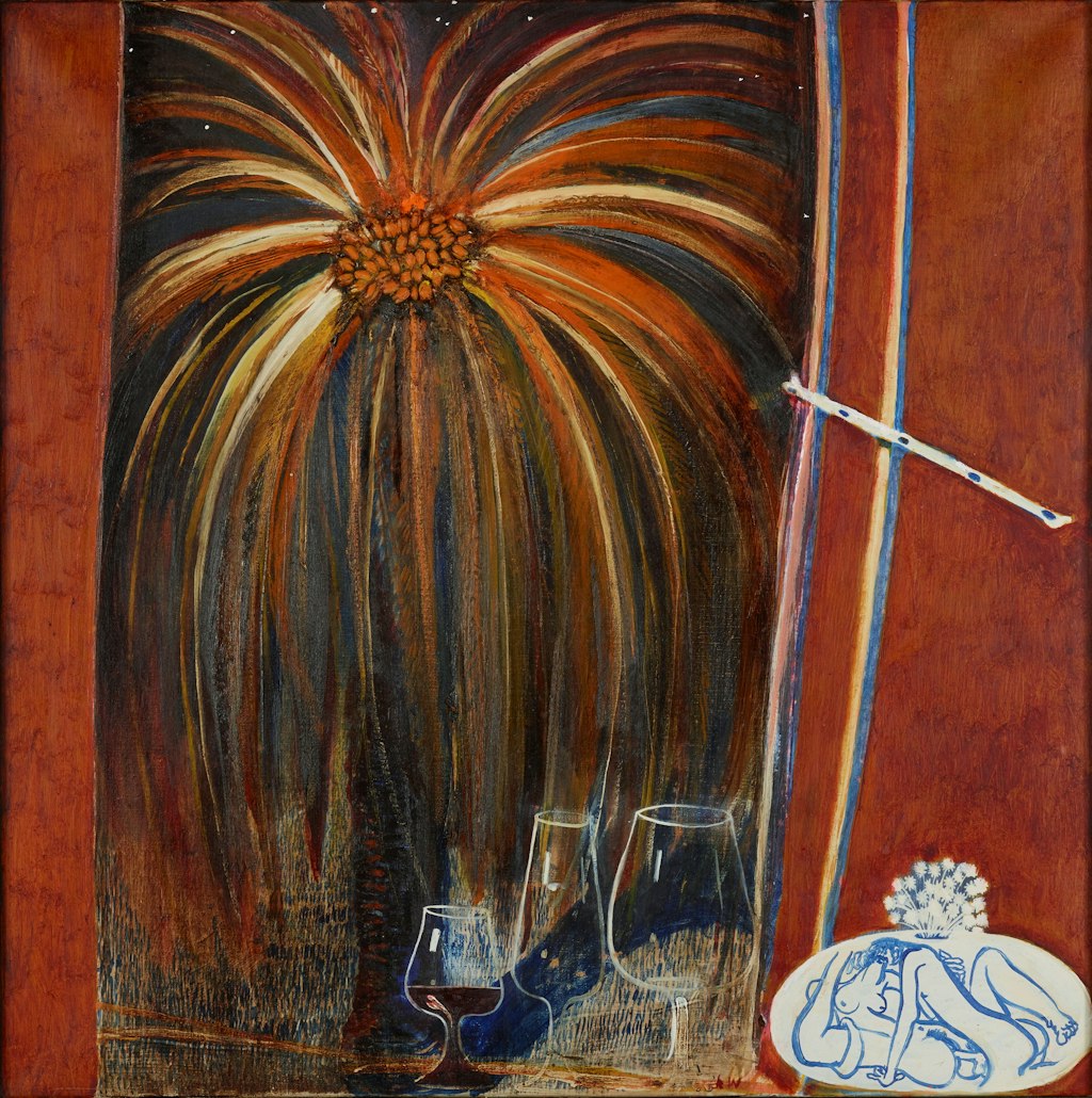 In front of a palm tree stand three glasses as well as a white vase wth an erotic illustration in blue.