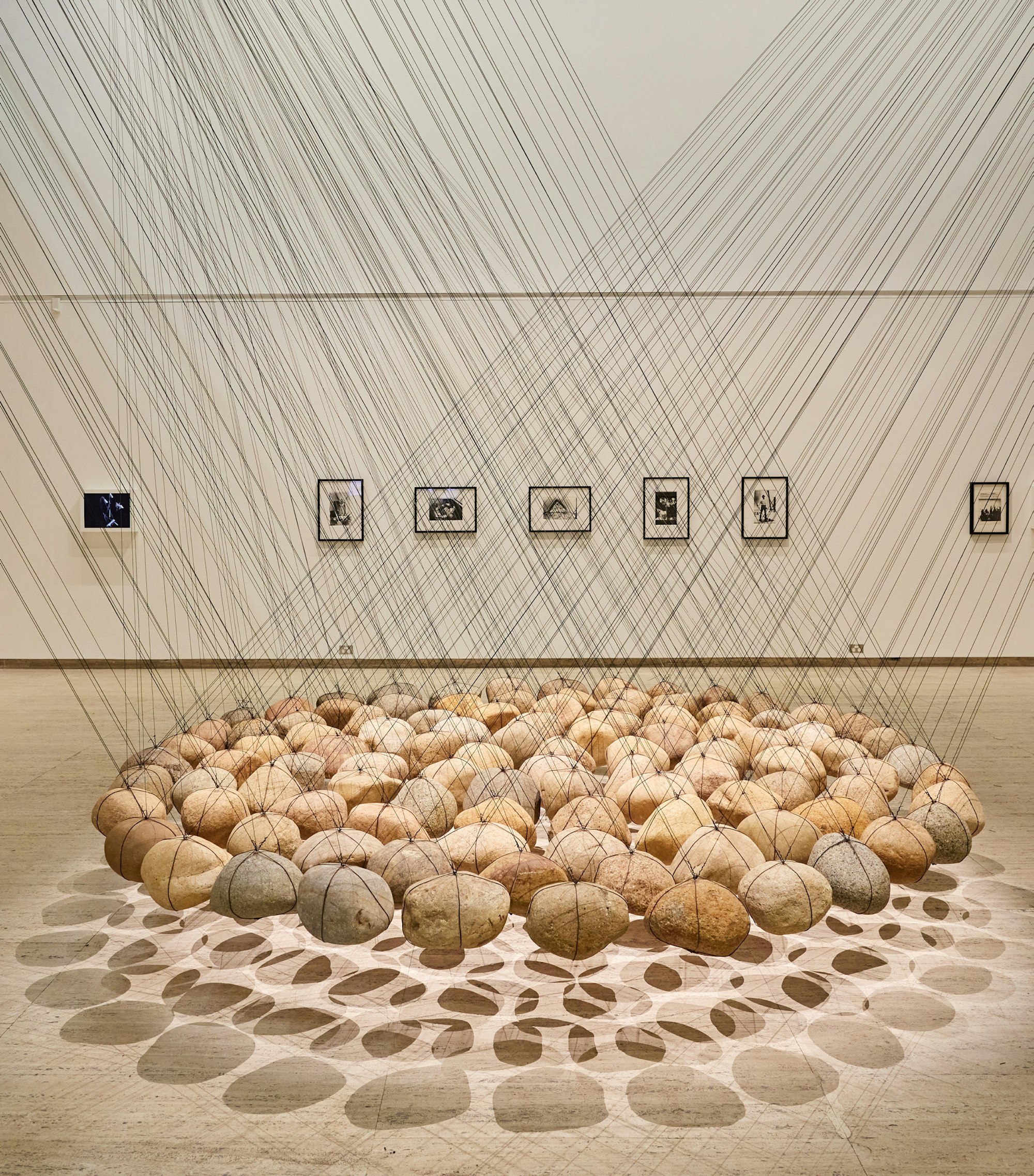 Ken Unsworth Suspended stone circle II 1974—77 1988, 103 river stones, wire, 4000 cm diam, Art Gallery of New South Wales, purchased 1988 © Ken Unsworth