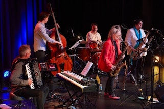 Brenda Gifford performing with Barra Barra, photo supplied by the artist.