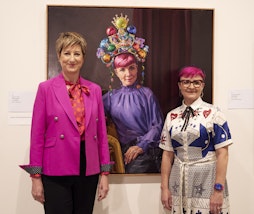 Packing Room Prize 2023 winner Andrea Huelin and Cal Wilson, the subject of Huelin's portrait Clown jewels © the artist