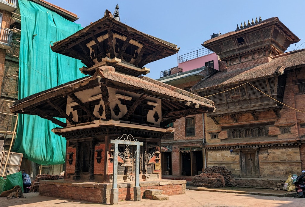 A colour photo of a narrow, three-story building, flanked by other buildings