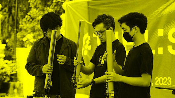 Datu Arellano (centre) leading a Wonderpole workshop