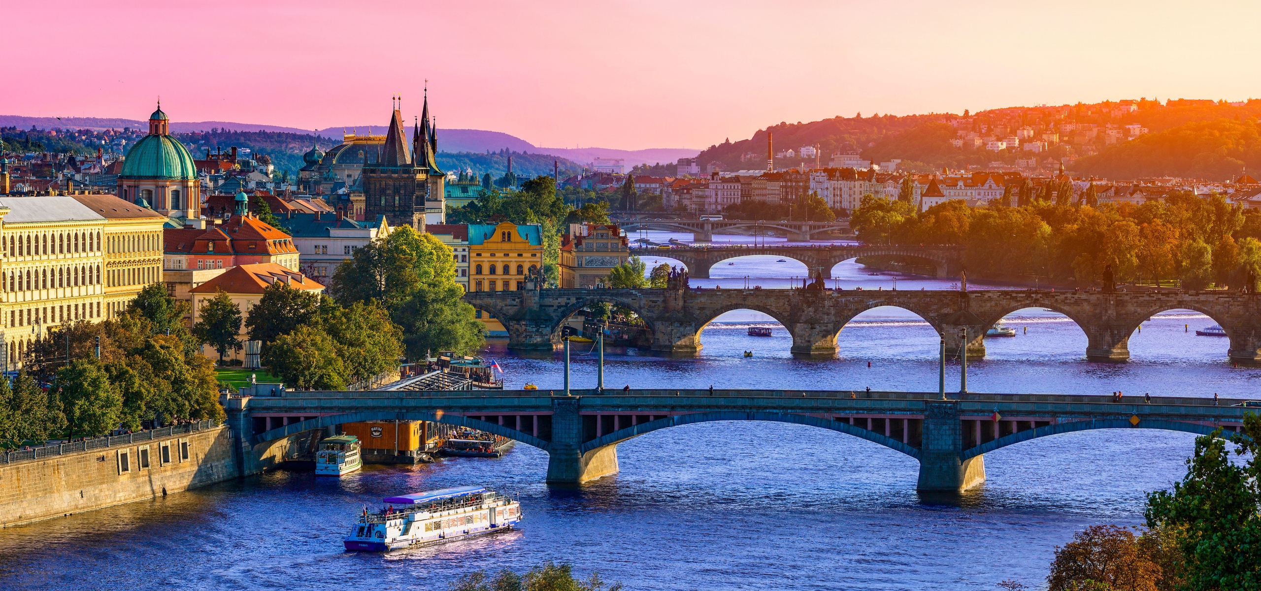 Vitava river, Charles bridge and bridges of Prague, Czech Republic, photo: John Kellerman © Alamy