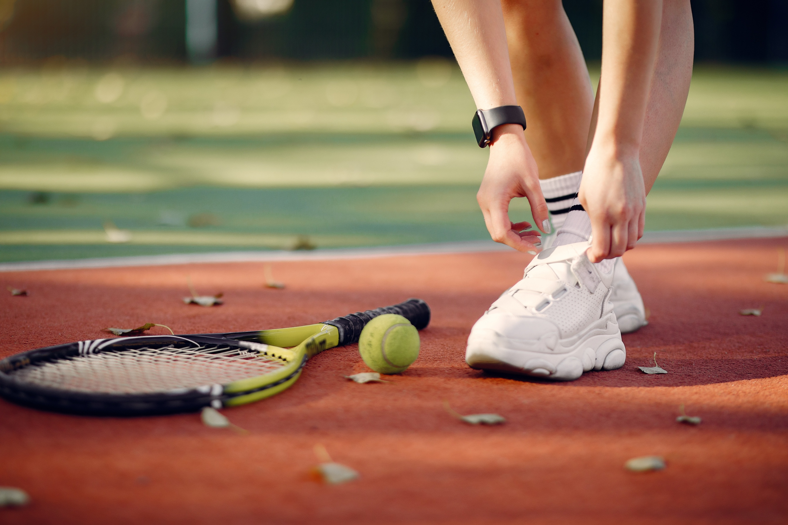 Spieler, der sich die Schuhe bindet