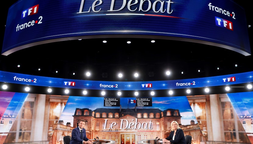Dezbatere televizată Macron – Le Pen înaintea alegerilor prezidențiale din Franța Emmanuel Macron și Marine Le Pen au participat miercuri seara într-o dezbatere televizată.