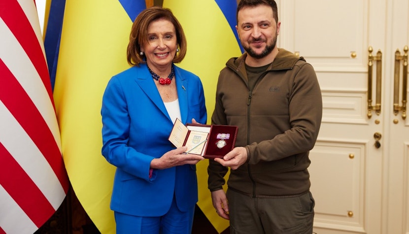 Nancy Pelosi împreună cu Volodimir Zelenski, la Kiev. 