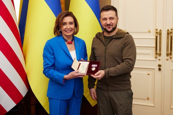 Nancy Pelosi împreună cu Volodimir Zelenski, la Kiev. 