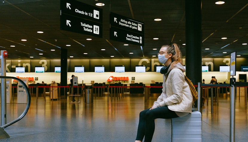 Persoană așteptând într-un aeroport