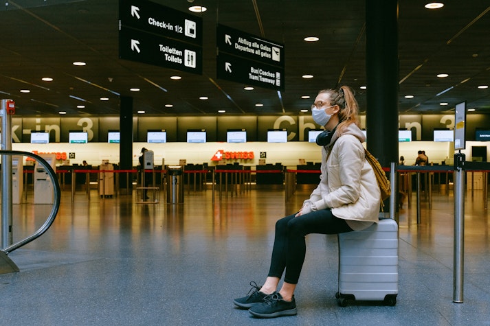 Persoană așteptând într-un aeroport