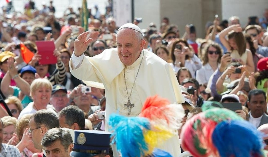 Papa Francisc, alături de mulțime.