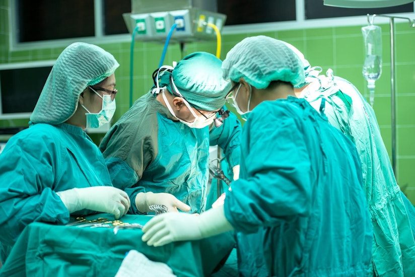 Chirurgi in sala de operatie
