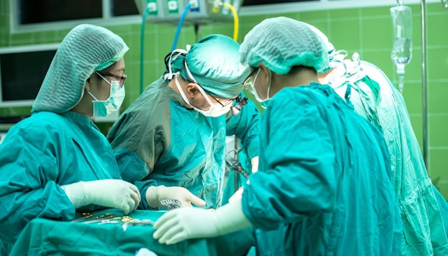 Chirurgi in sala de operatie