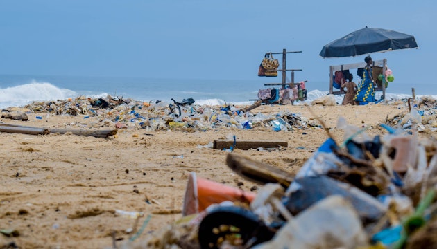 Plajă plină de deșeuri de plastic