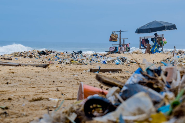 Plajă plină de deșeuri de plastic