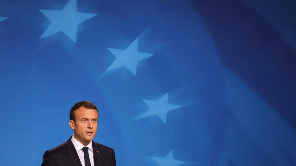 Emmanuel Macron, cu un steag în spate