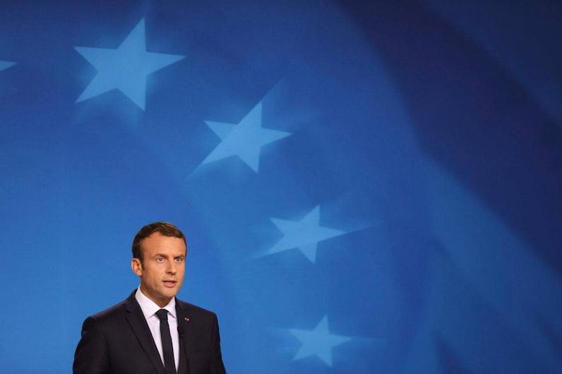 Emmanuel Macron, cu un steag în spate