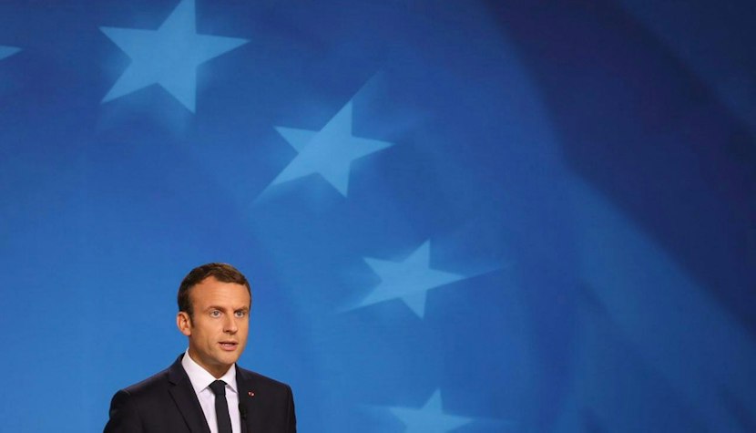 Emmanuel Macron oferă Ucrainei o alternativă la aderarea la UE Emmanuel Macron, cu un steag în spate
