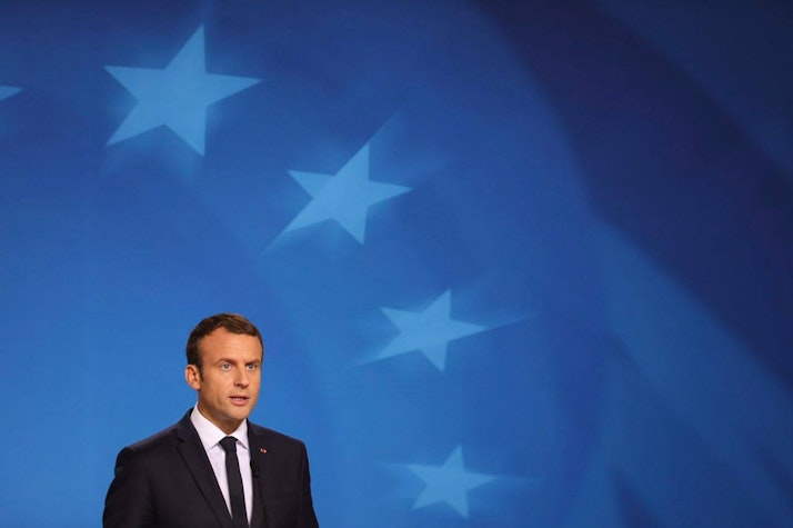 Emmanuel Macron, cu un steag în spate