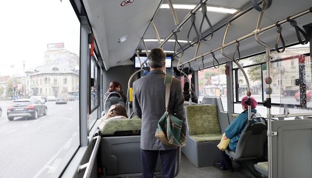 Mai multe persoane calatoresc cu autobuzul 131 din Bucuresti.