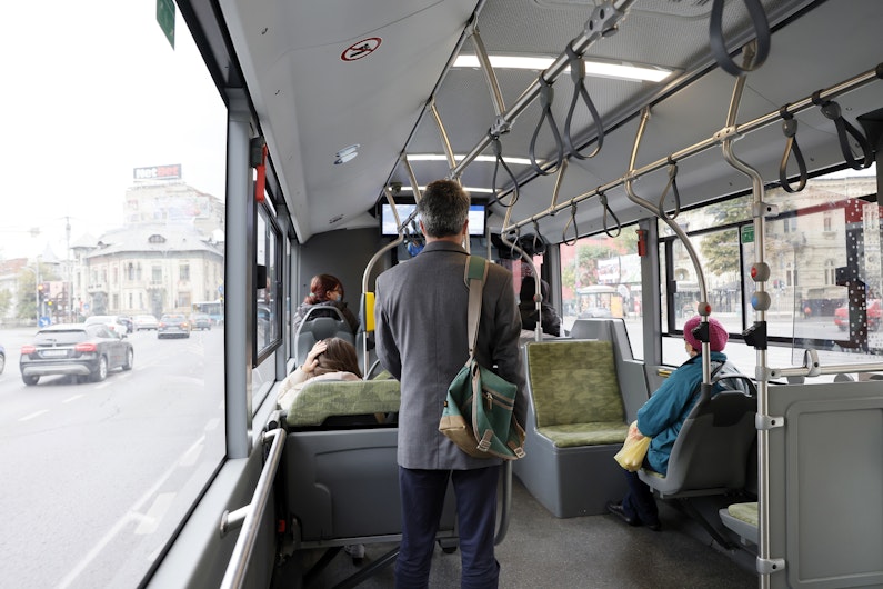 Mai multe persoane calatoresc cu autobuzul 131 din Bucuresti.