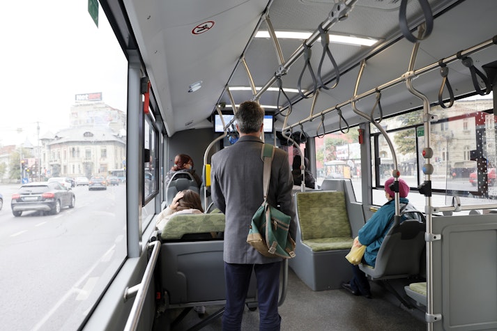 Mai multe persoane calatoresc cu autobuzul 131 din Bucuresti.