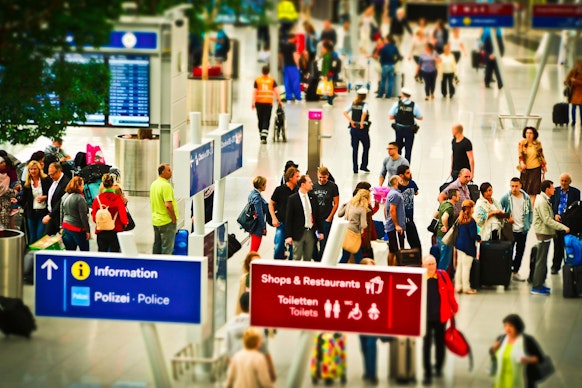 Oameni în aeroport