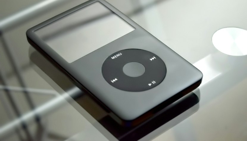 iPod-ul a apărut pe rafturile magazinelor în 2001, iar popularitatea sa a crescut rapid iPod